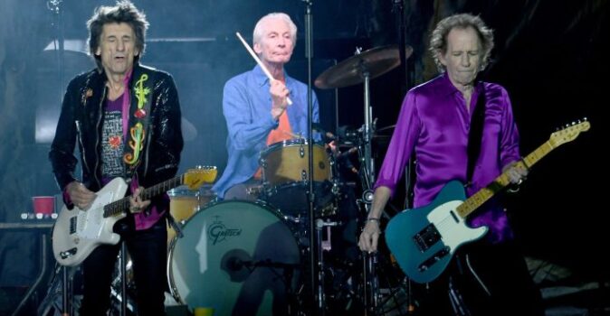 charlie-watts-rolling-stones-2000x1270-1-696x442